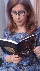 Isabel Nogales leyendo el libro El Niño de de Guerra Autor Arny